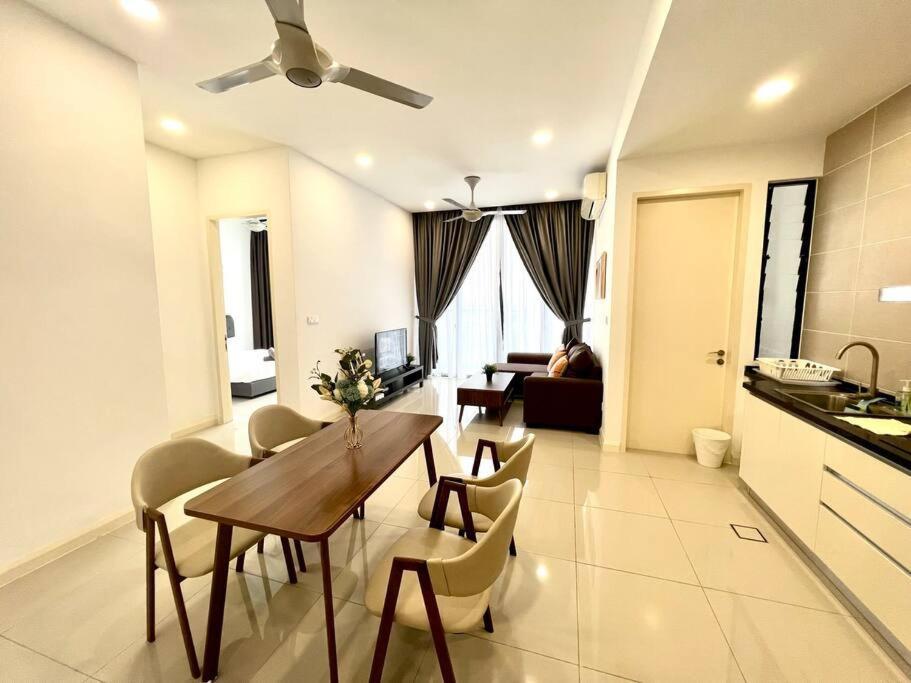 Walk To Legoland, D'Pristine Medini Apartment นุสาจายา ภายนอก รูปภาพ