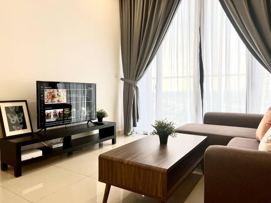 Walk To Legoland, D'Pristine Medini Apartment นุสาจายา ภายนอก รูปภาพ