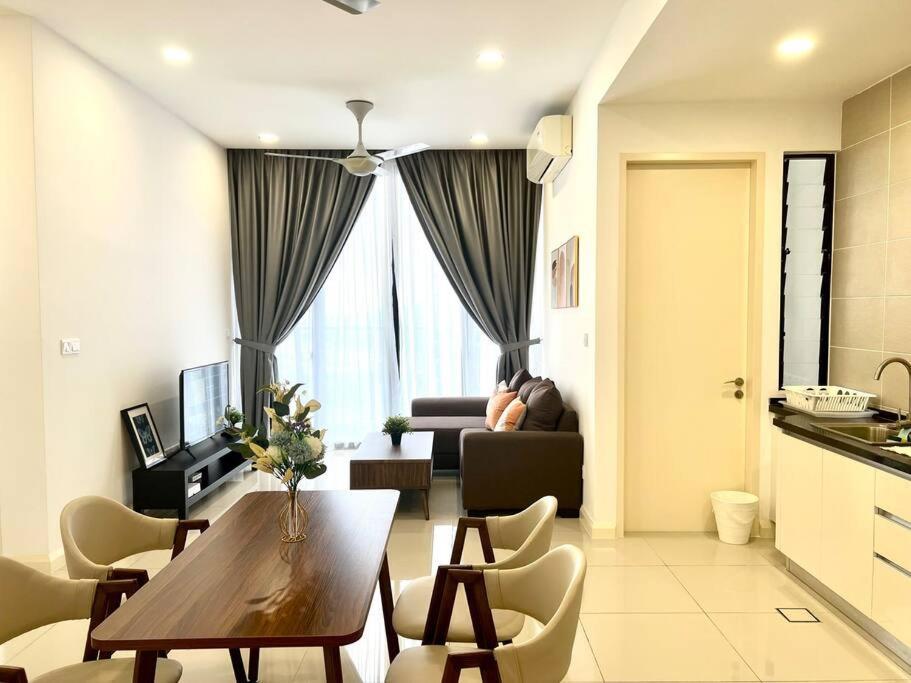 Walk To Legoland, D'Pristine Medini Apartment นุสาจายา ภายนอก รูปภาพ