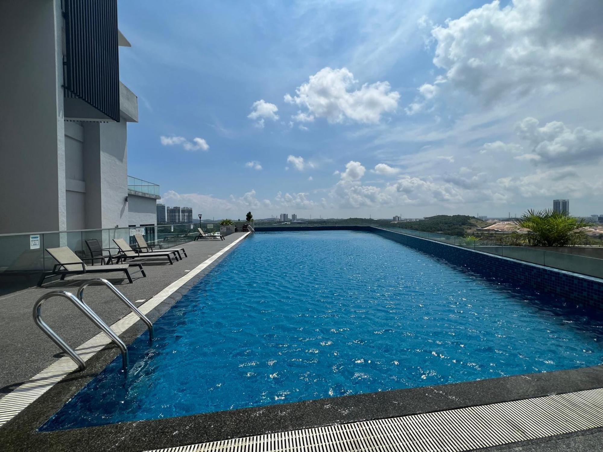 Walk To Legoland, D'Pristine Medini Apartment นุสาจายา ภายนอก รูปภาพ