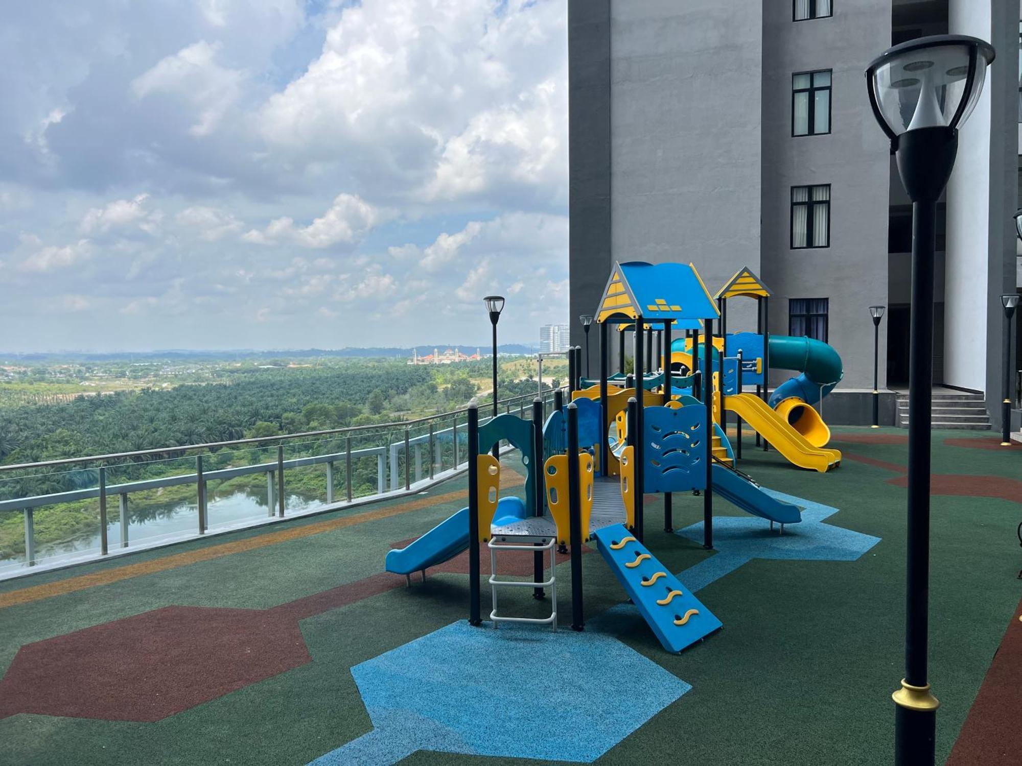Walk To Legoland, D'Pristine Medini Apartment นุสาจายา ภายนอก รูปภาพ