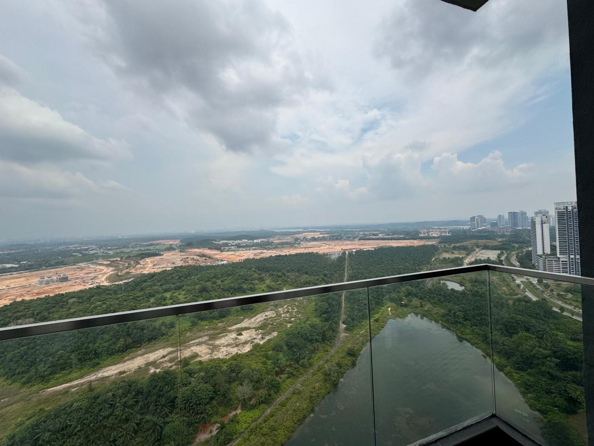 Walk To Legoland, D'Pristine Medini Apartment นุสาจายา ภายนอก รูปภาพ